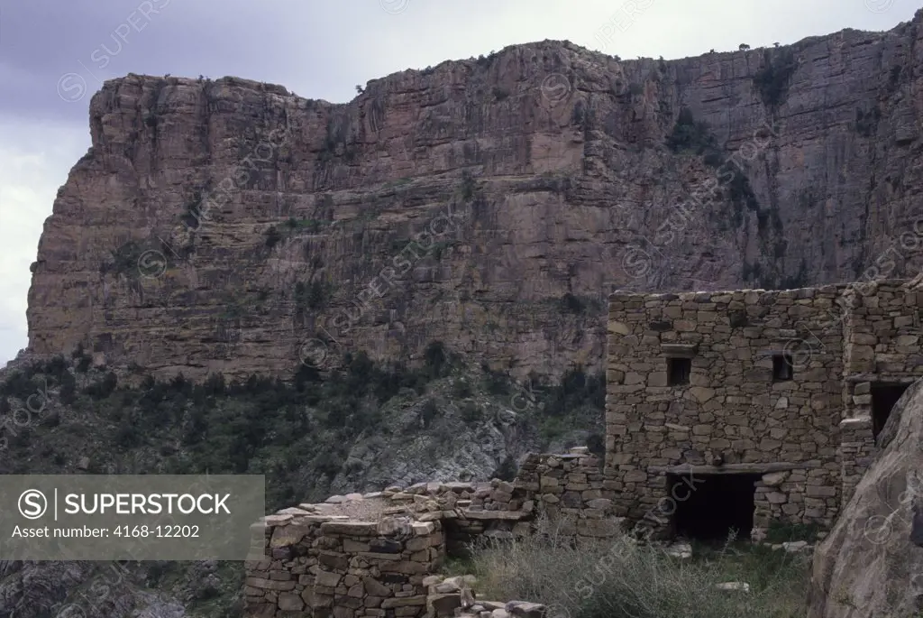 Saudi Arabia, Near Abha, Asir National Park, Habala Village, Cliffside House