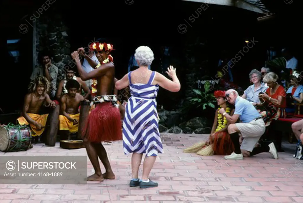 FRENCH POLYNESIA, MOOREA, CULTURAL SHOW,DANCE PERFORMANCE WITH TOURISTS