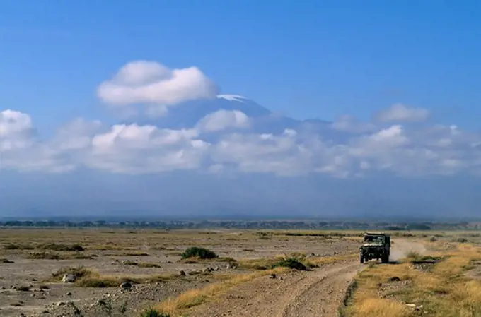 KENYA, AMBOSELI NATIONAL PARK, TOURISTS ON GAME DRIVE