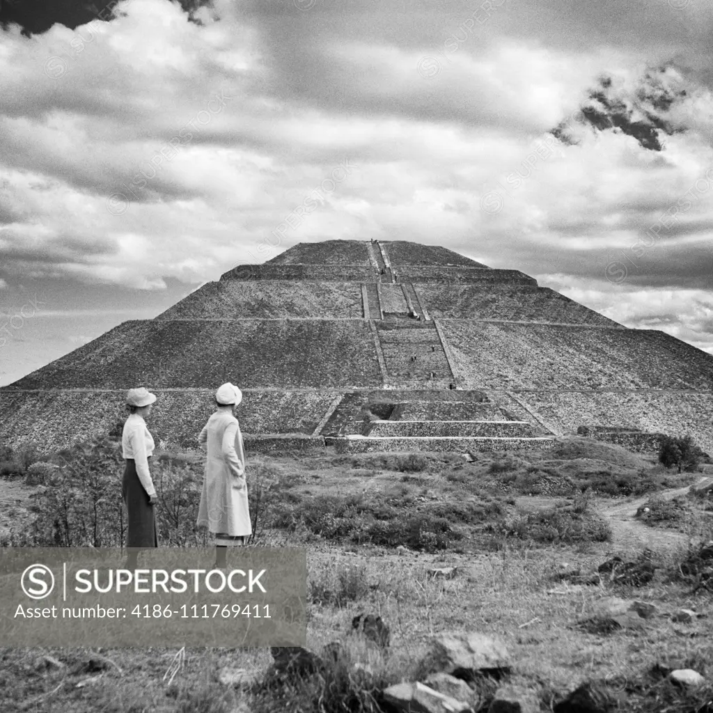 1930s 2 WOMEN TOURISTS STANDING VIEWING THE PYRAMID OF THE SUN TEOTIHUACAN MEXICO