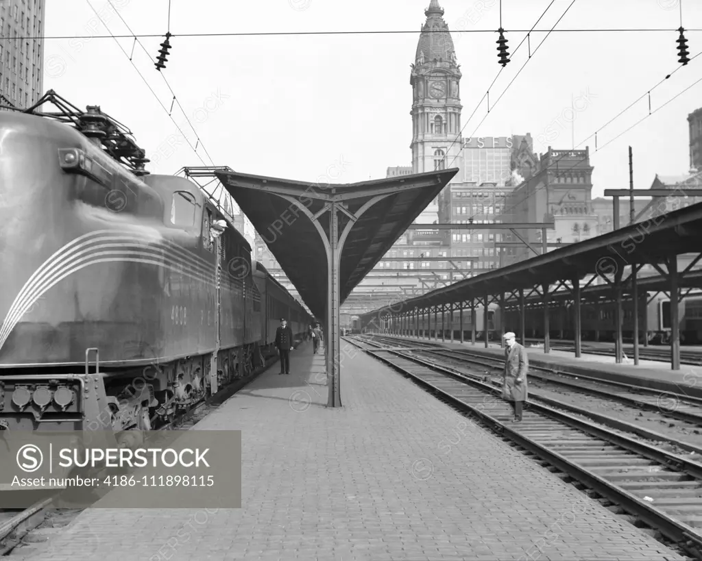 1930s PENNSYLVANIA RAILROAD GG-1 ELECTRIC LOCOMOTIVE AT DOWN TOWN SUBURBAN STATION PHILADELPHIA PENNSYLVANIA USA