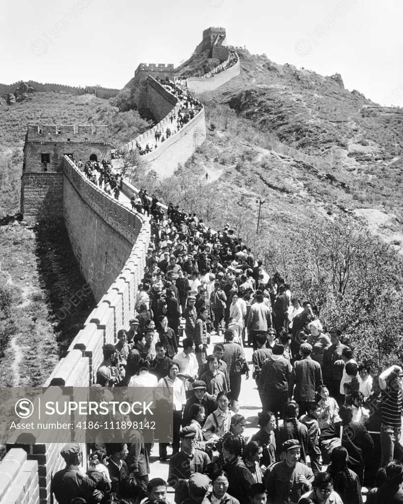 1970s CROWD OF TOURISTS VISITING THE GREAT WALL AFTER CHINA WAS OPENED TO THE WORLD AFTER THE END OF CHINAS CULTURAL REVOLUTION