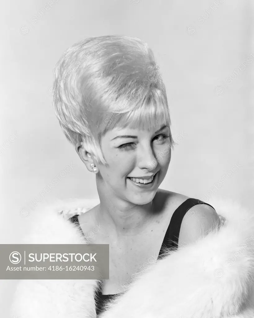 1960s PORTRAIT BLONDE WOMAN BOUFFANT HAIRDO WINKING WEARING FUR STOLE