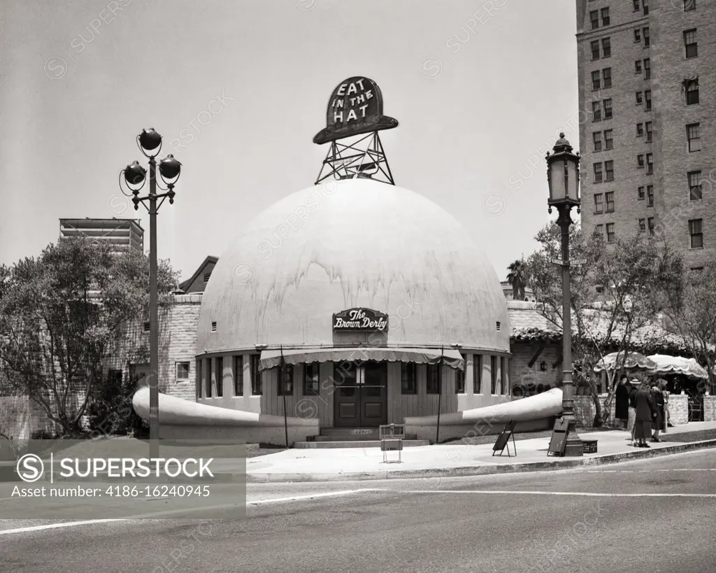 1940s FRONT ENTRANCE AND EXTERIOR OF BROWN DERBY RESTAURANT OPENED 1926 ON WILSHIRE BOULEVARD DEMOLISHED 1980 LOS ANGELES CA USA