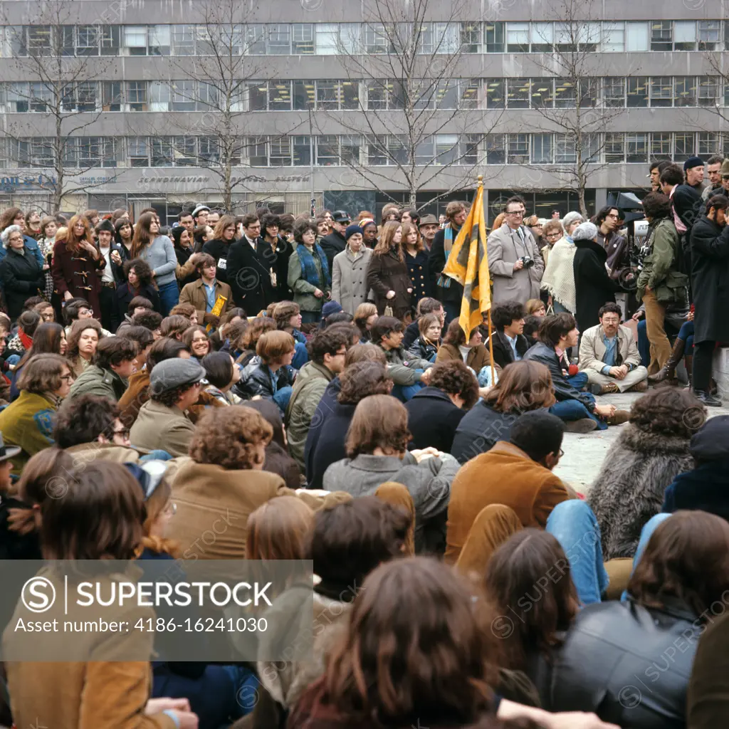 1960s 1970s COLLEGE STUDENTS PEACEFULLY ASSEMBLED STANDING SITTING ON CAMPUS IN PROTEST ABOUT AN ISSUE AT SIT-IN USA