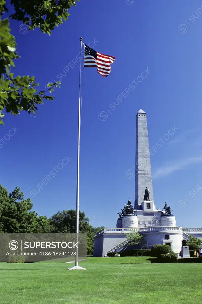 1980s AMERICAN FLAG BESIDE THE LINCOLN TOMB GRANITE OBELISK AND BRONZE SCULPTURE MEMORIAL SPRINGFIELD IL USA