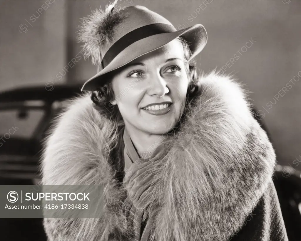 1930s 1940s FASHIONABLE SMILING PROFESSIONAL BUSINESS MEDIA WOMAN WEARING MANNISH FELT HAT AND COAT WITH LARGE FUR COLLAR 