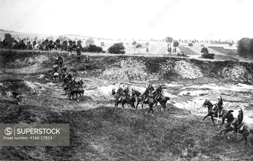 1900s 1910s WW1 COMPANY FRENCH DRAGOONS PASSING BEHIND THE LINES 1915 WORLD WAR 1 CAVALRY HORSES