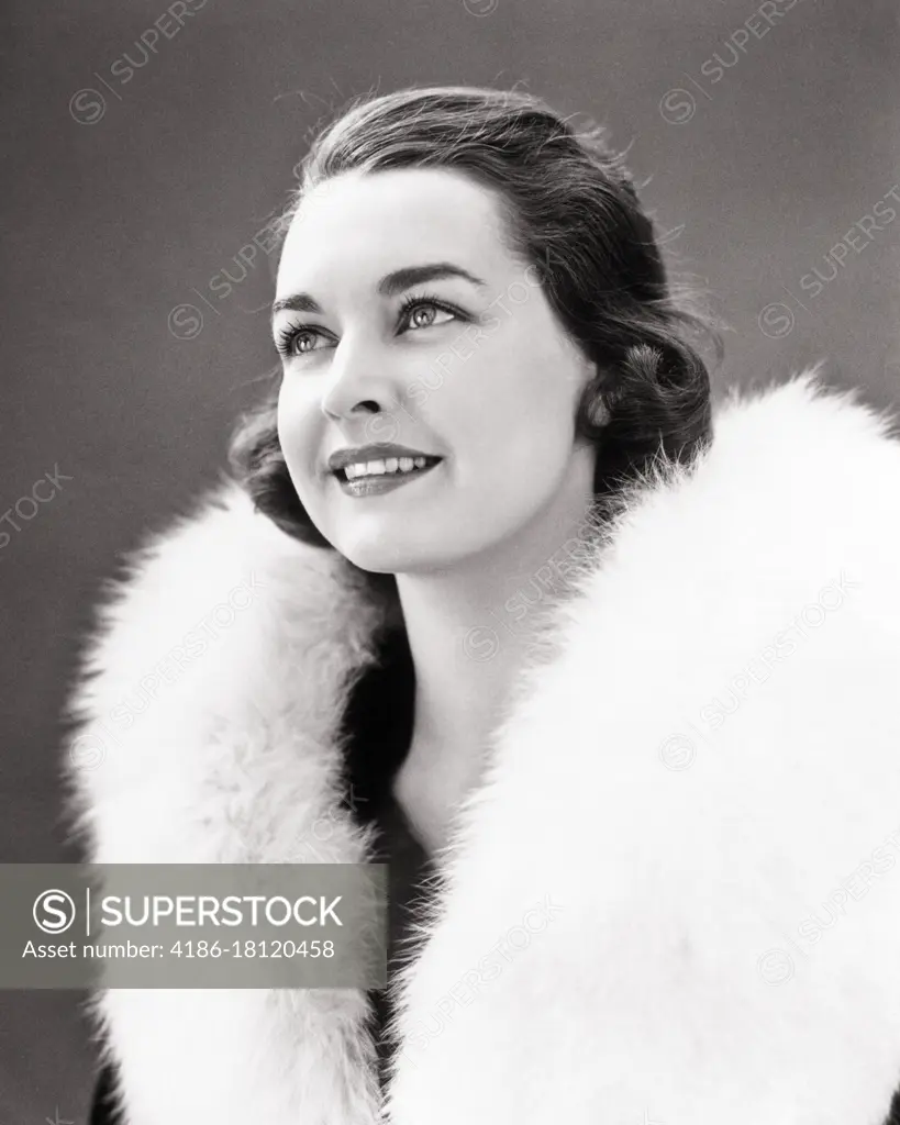 1930s 1940s PRETTY SMILING BRUNETTE WOMAN WEARING COAT WITH WHITE FUR COLLAR LOOKING UPWARDS 