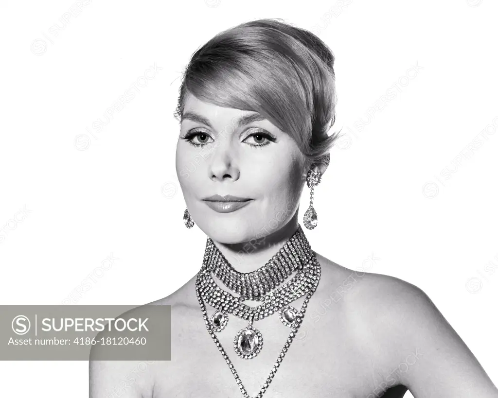 1960s PORTRAIT BEAUTIFUL WOMAN WEARING MULTI STRAND RHINESTONE NECKLACE AND EARRINGS STYLISH COSMETIC MAKEUP LOOKING AT CAMERA