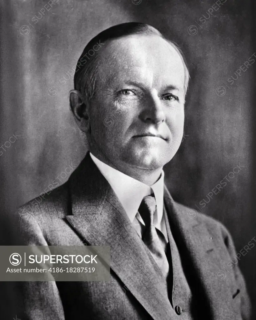 1920s PORTRAIT CALVIN COOLIDGE 30th PRESIDENT OF THE UNITED STATE OF AMERICA LOOKING AT CAMERA