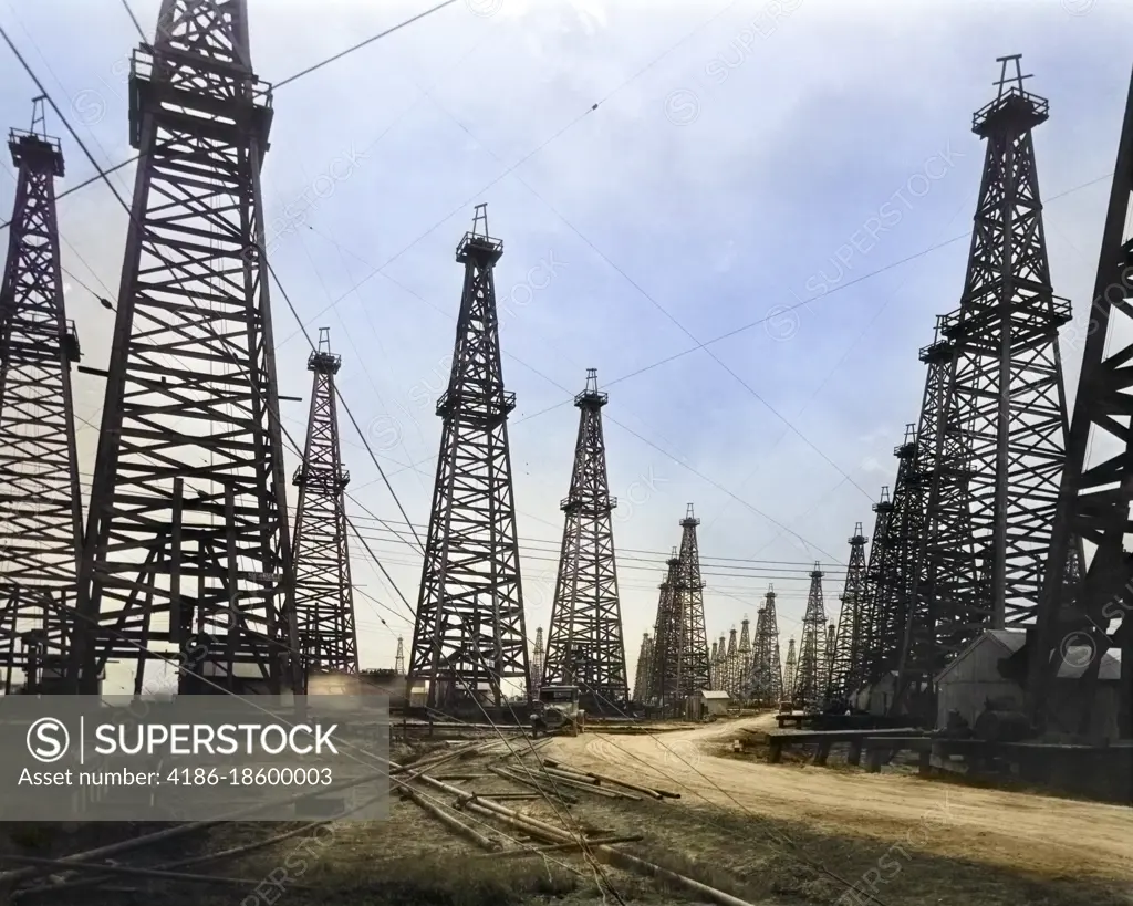 1900s 1901 ROWS OF WOODEN OIL RIGS DERRICKS FAMOUS SPINDLETOP OIL FIELD BEAUMONT TEXAS USA