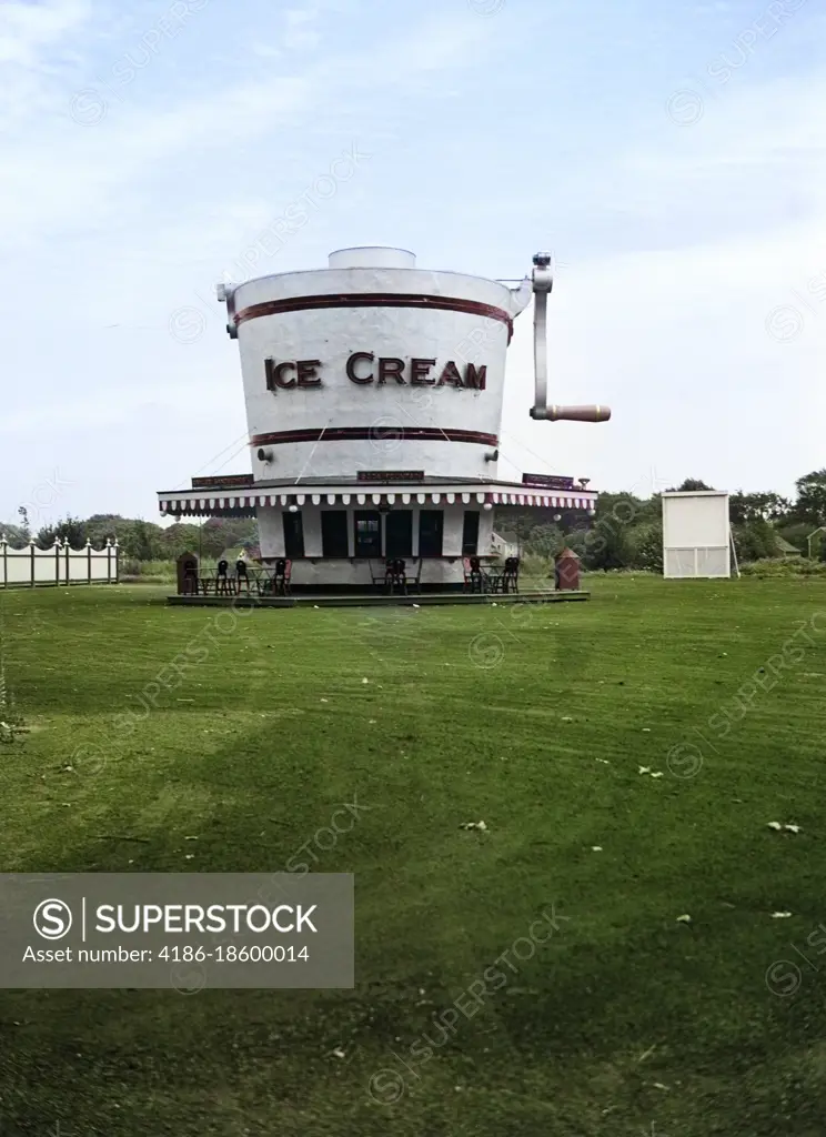 1930s 1937 REFRESHMENT STAND BUILT SHAPED LIKE WOODEN HAND CRANK ICE CREAM MAKER ROADSIDE ADVERTISING ATTRACTION BUSINESS 