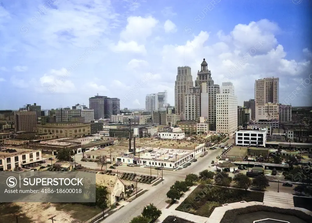 1940s BUSINESS DISTRICT SKYLINE FROM CITY HALL THE NIELS ESPERSON ITALIAN RENAISSANCE STYLE BUILDING IN CENTER HOUSTON TEXAS USA