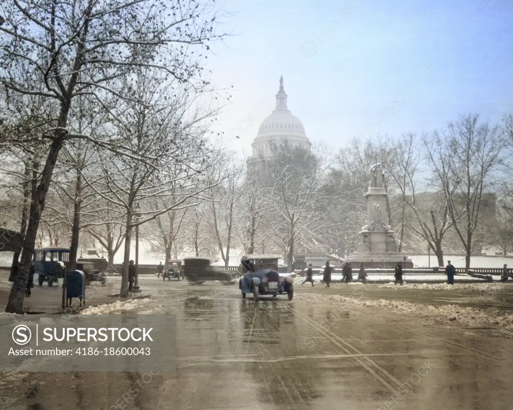 1920s 1930s THE CAPITOL BUILDING AND OLD AUTOMOBILE TRAFFIC IN WINTER WASHINGTON DC USA