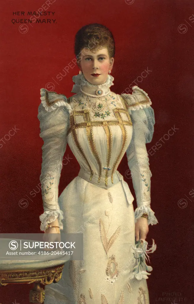 1890s PORTRAIT OF HER MAJESTY QUEEN MARY CONSORT OF KING GEORGE V OF ENGLAND LOOKING AT CAMERA