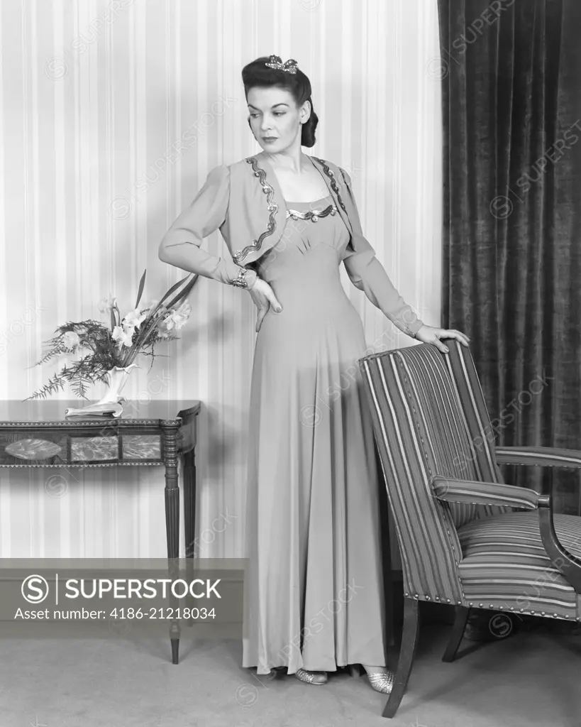 1940s FULL LENGTH PORTRAIT BRUNETTE WOMAN WEARING EVENING GOWN