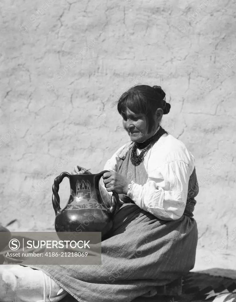 1930s NATIVE AMERICAN INDIAN WOMAN POLISHING PIECE OF POTTERY SANTA CLARA PUEBLO NEW MEXICO USA