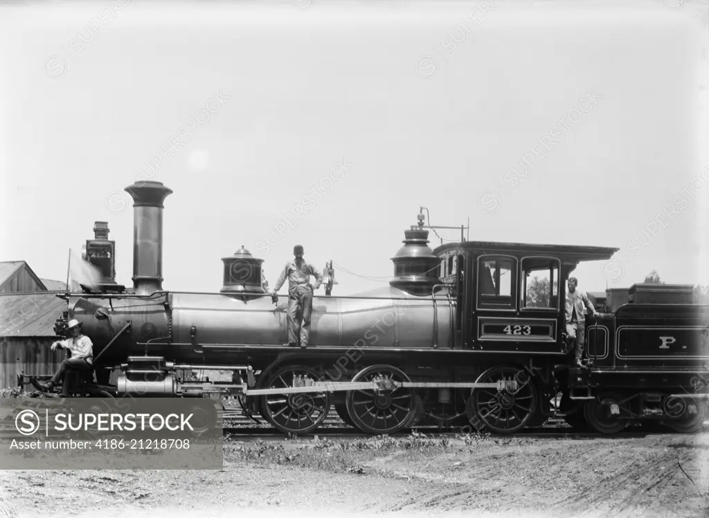 1900s THREE MEN WORKERS STANDING ON TRAIN STEAM ENGINE 