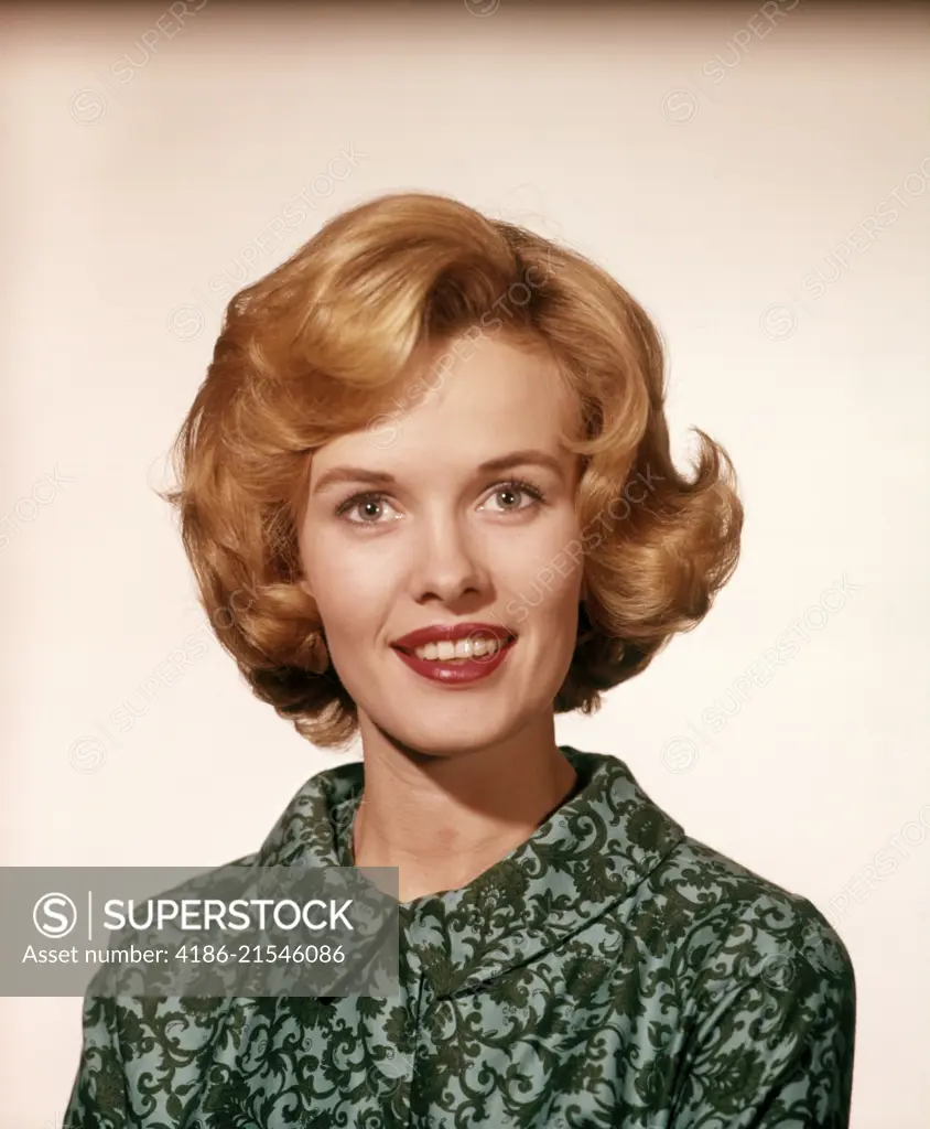 1960s PORTRAIT SMILING YOUNG WOMAN TEASED PAGE BOY RED HAIR WEARING PRINTED BLOUSE LOOKING AT CAMERA