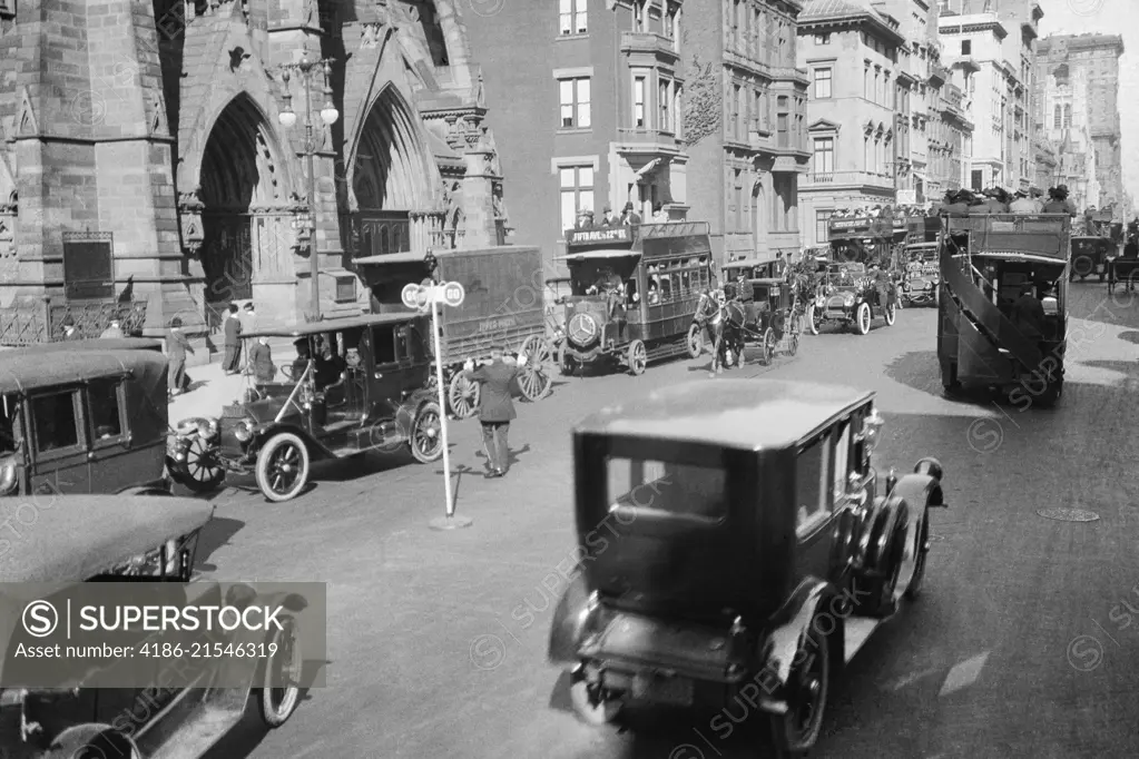 1900s 1912 POLICEMAN AND TRAFFIC SEMAPHORE ON FIFTH AVENUE AND 48th STREET BEFORE WORLD WAR I MANHATTAN NEW YORK CITY USA