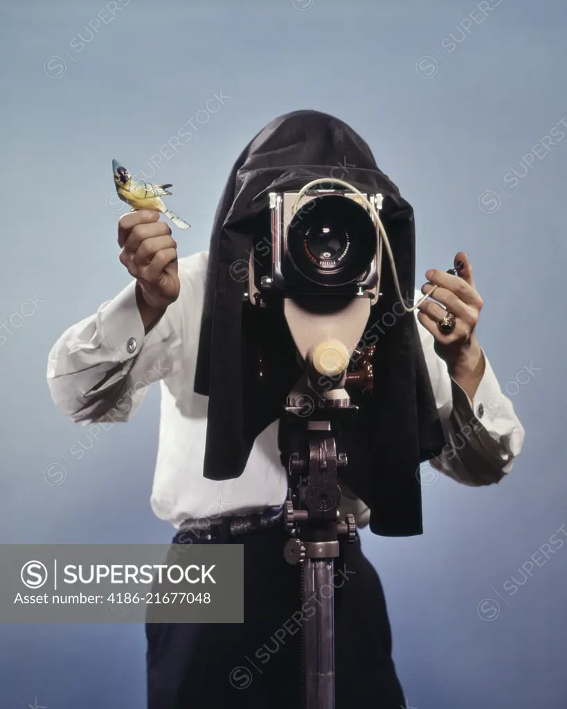 1960s PHOTOGRAPHER BEHIND VIEW CAMERA HOLDING UP BIRDIE READY TO SNAP PHOTO 