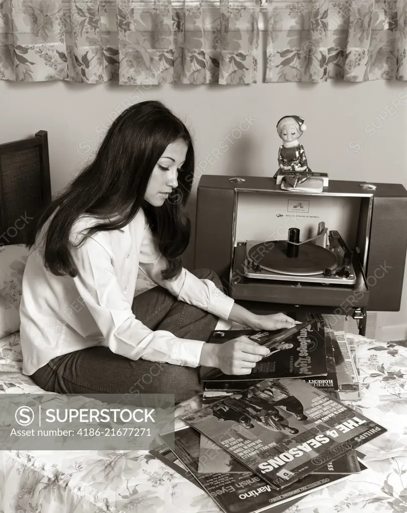 1970s BRUNETTE TEENAGE GIRL LONG STRAIGHT HAIR SITTING DORMITORY BED SORTING VINYL PHONOGRAPH RECORD ALBUMS