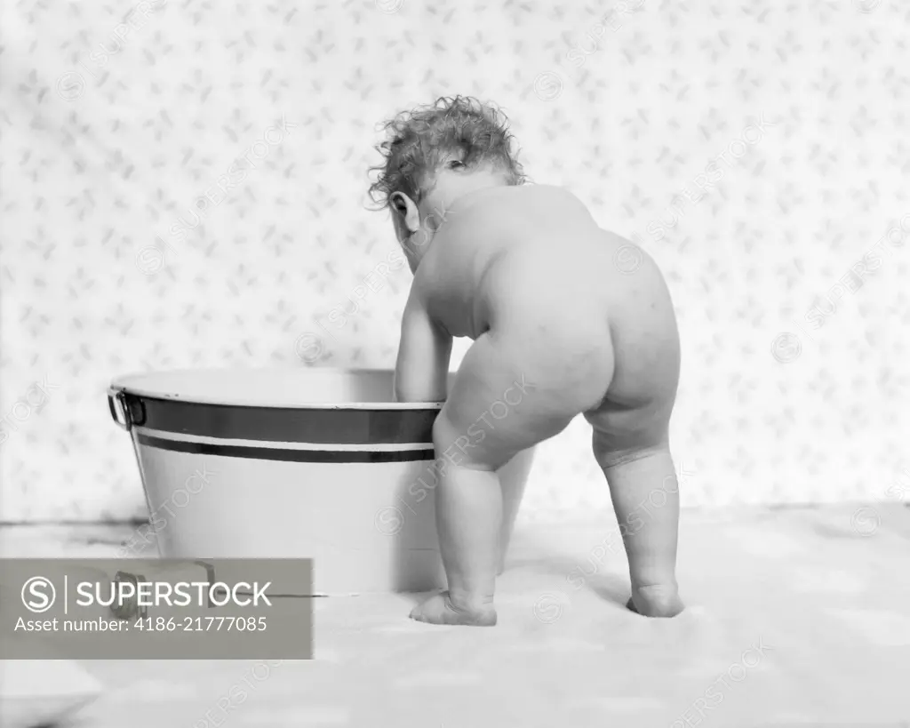 1920s 1930s NUDE BABY REAR VIEW BENDING OVER WASH TUB BATH