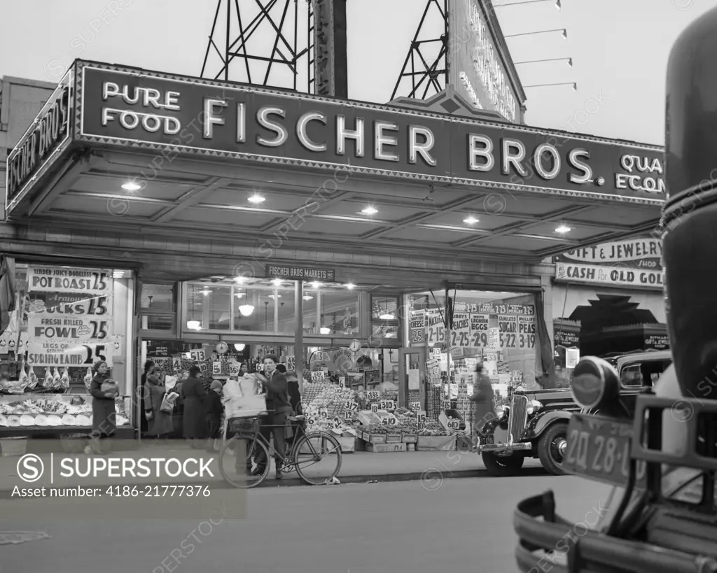 1930s DISPLAY OF FOODS WITH PRICES FRONT OF GROCERY STORE ASTORIA QUEENS NEW YORK CITY USA