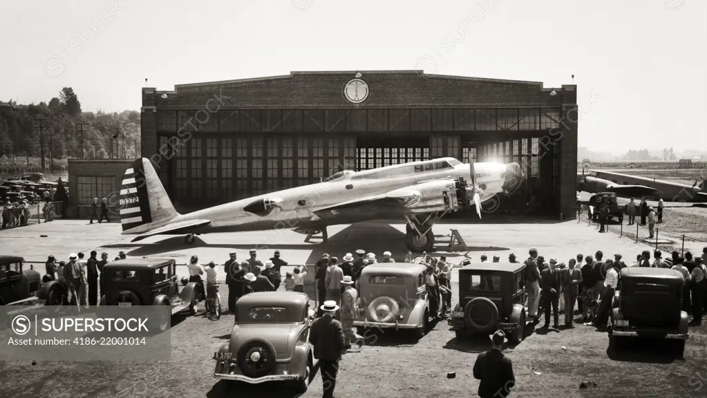 1930s BOEING XB-17 PROTOTYPE AT SEATTLE HANGAR IT CRASHED IN 1935 BUT WAS THE DESIGN FOR 1940s WARTIME FLYING FORTRESS BOMBER