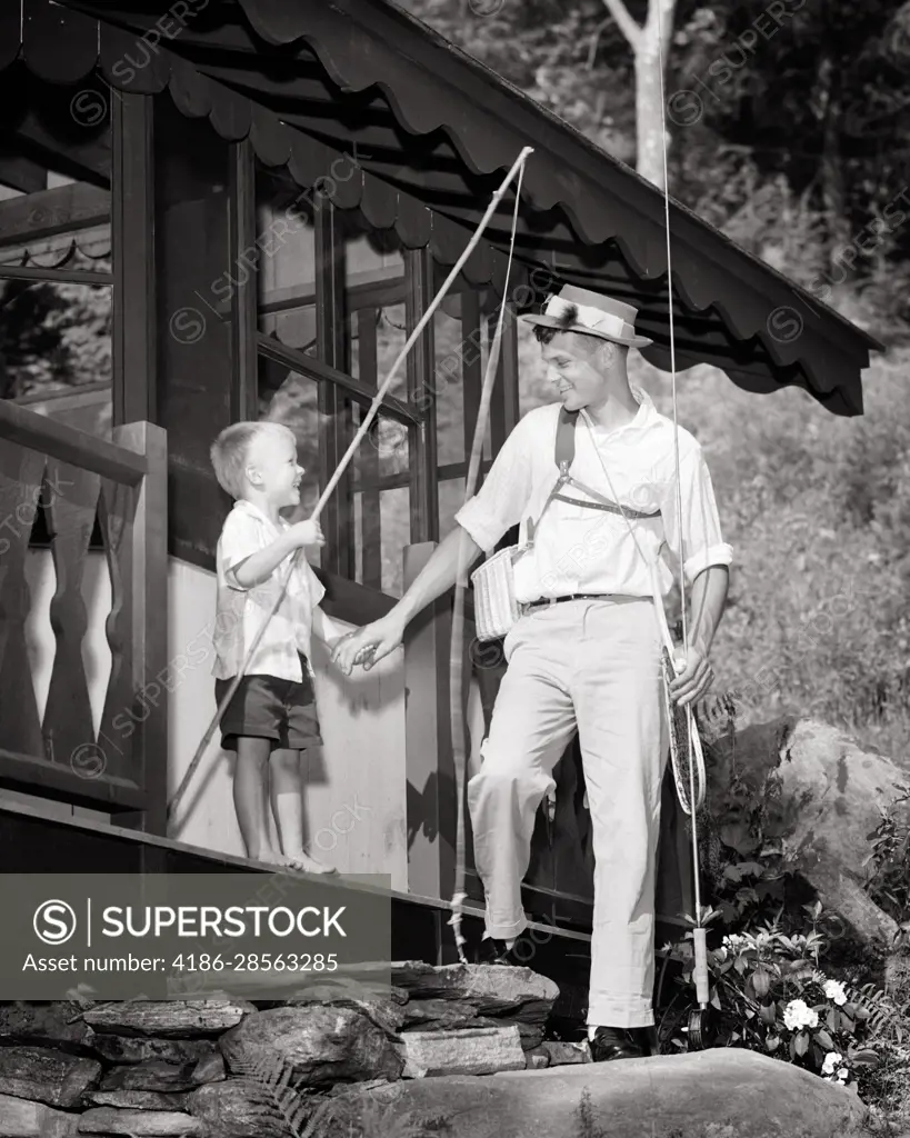 1950s LITTLE BAREFOOT BOY WITH FISHING POLE HOLDING HANDS WITH DAD