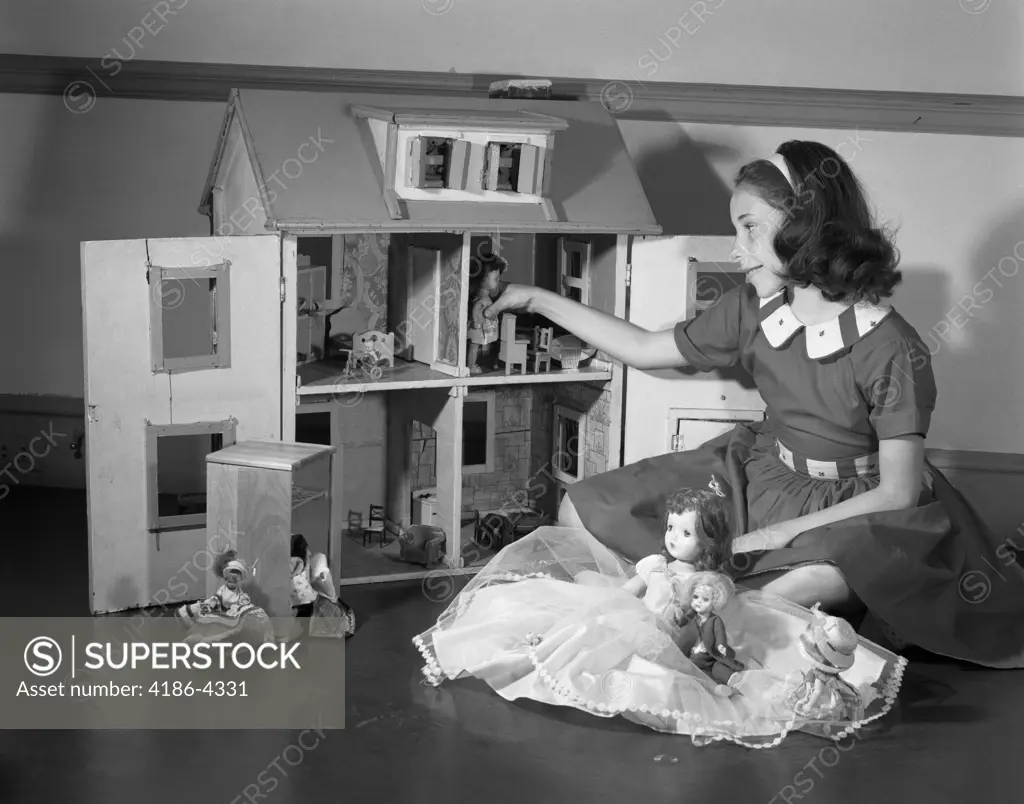 1950S Girl Playing With Doll House & Dolls Toys