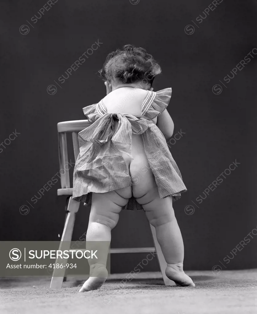 836px x 1024px - 1940S Back End View Of Nude Girl Baby Wearing Pinafore Apron - SuperStock