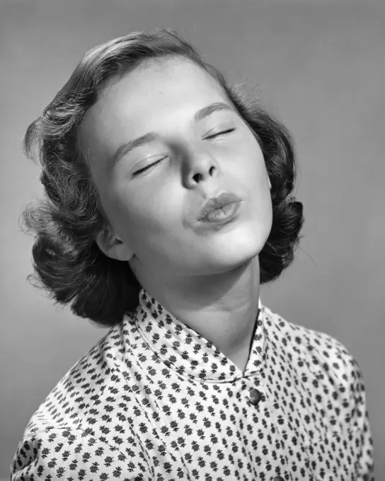 1950s TEEN GIRL EYES CLOSED PUCKERING UP LIPS WAITING WISHING FOR KISS