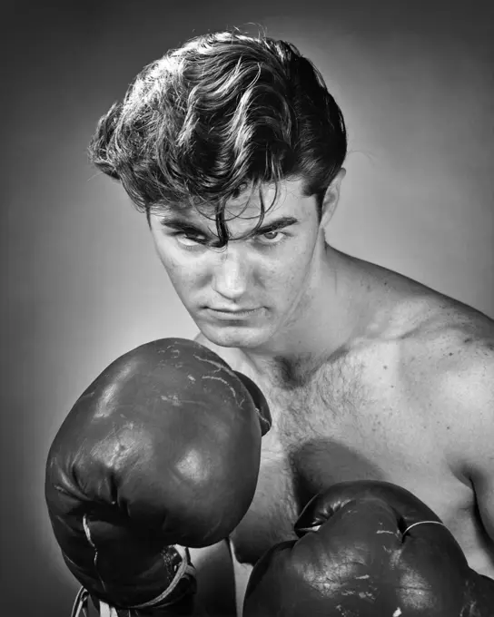 1950s PORTRAIT PRIZE FIGHTER BOXER HAIR FALLING INTO HIS EYES SERIOUS EXPRESSION LOOKING AT CAMERA