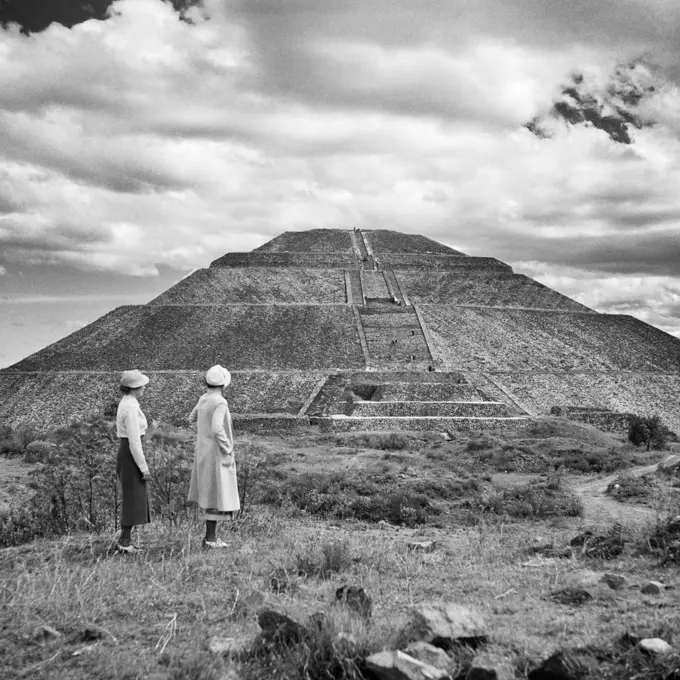 1930s 2 WOMEN TOURISTS STANDING VIEWING THE PYRAMID OF THE SUN TEOTIHUACAN MEXICO