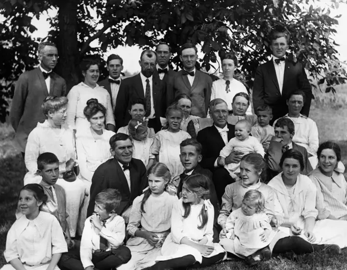 1910S Outdoor Portrait Of Extended Family