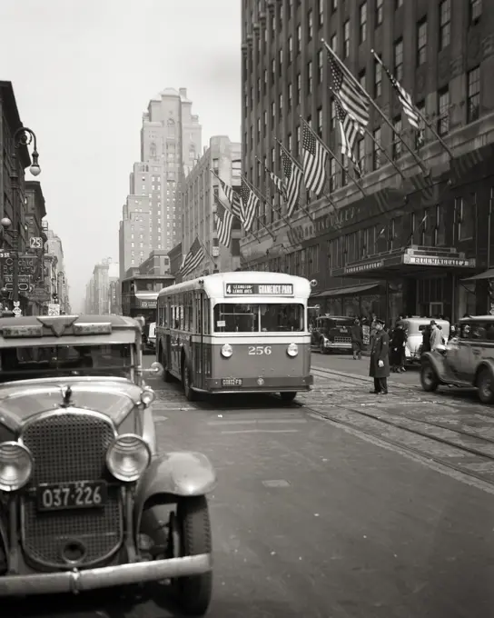 1930s POLICE TRAFFIC OFFICER TAXI LEXINGTON AVENUE BUS AT EAST 59TH STREET IN FRONT OF BLOOMINGDALES DEPARTMENT STORE NYC NY USA