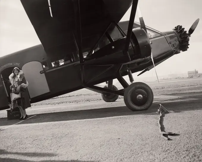 1930s AVIATRIX RUTH ROWLAND NICHOLS WORLD RECORD HOLDER WOMENS NONSTOP FLYING EXITING TRI-MOTOR PLANE ARRIVING NEWARK NJ USA