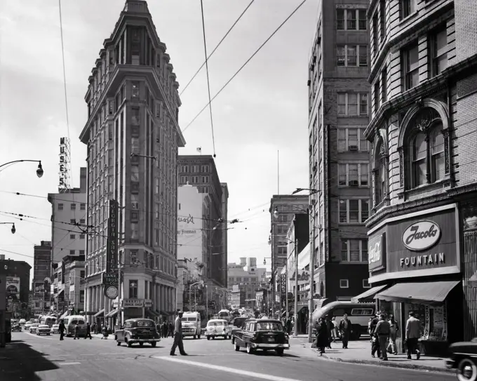 1950s THE ENGLISH-AMERICAN OR FLATIRON BUILDING CARS PEDESTRIANS AT BROAD AND PEACHTREE STREET INTERSECTION ATLANTA GEORGIA USA