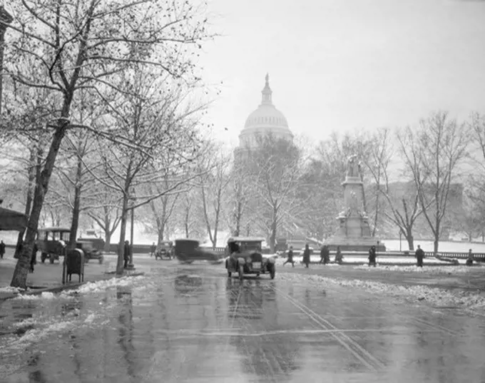 1920s 1930s THE CAPITOL BUILDING AND OLD CAR TRAFFIC IN WINTER WASHINGTON DC USA