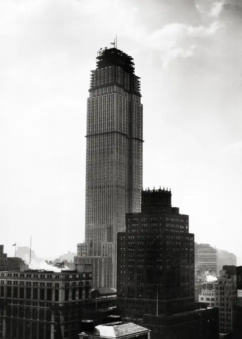 1930s NEARING COMPLETION EMPIRE STATE BUILDING UNDER CONSTRUCTION MANHATTAN FIFTH AVENUE NEW YORK CITY USA 