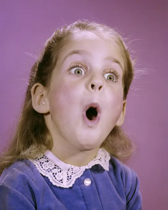 1960s LITTLE GIRL MAKING FUNNY FACE EXPRESSION OF SURPRISE WONDER AWE SHOCK EYES AND MOUTH WIDE OPEN