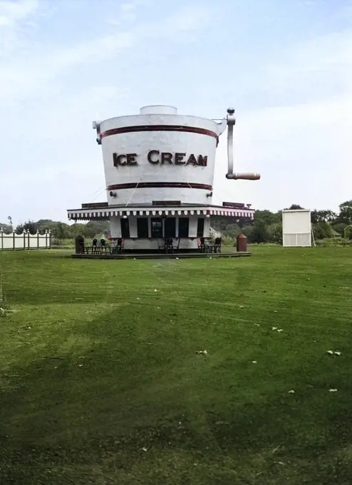 1930s 1937 REFRESHMENT STAND BUILT SHAPED LIKE WOODEN HAND CRANK ICE CREAM MAKER ROADSIDE ADVERTISING ATTRACTION BUSINESS 