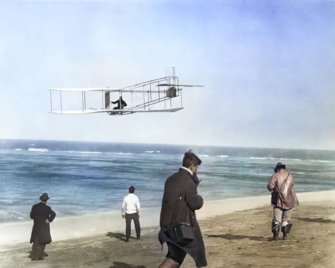 1910s 1911 WRIGHT BROTHERS FLYING A GLIDER AND SPECTATORS ON OCEAN BEACH KILL DEVIL HILLS KITTY HAWK NORTH CAROLINA USA