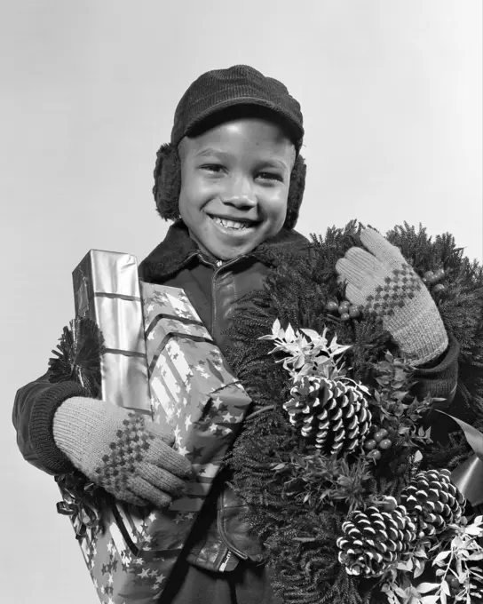 1940s AFRICAN AMERICAN BOY CHRISTMAS PRESENTS WREATH