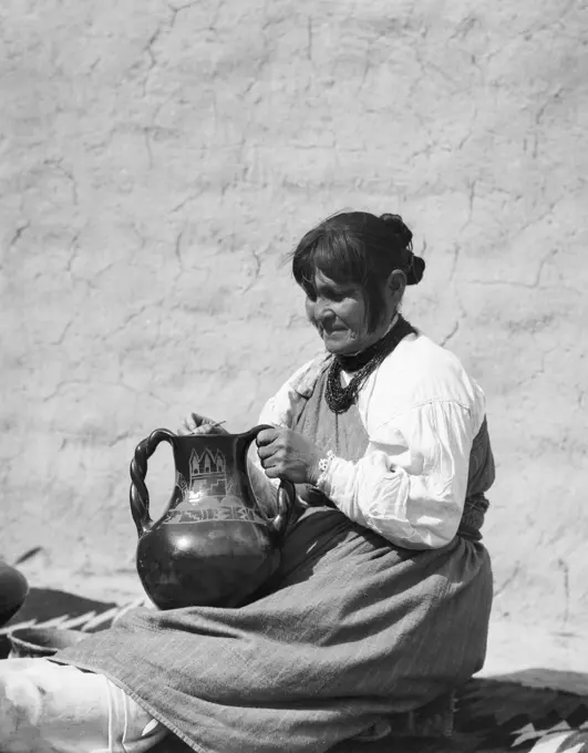 1930s NATIVE AMERICAN INDIAN WOMAN POLISHING PIECE OF POTTERY SANTA CLARA PUEBLO NEW MEXICO USA