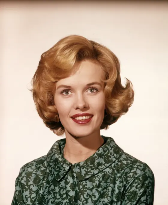 1960s PORTRAIT SMILING YOUNG WOMAN TEASED PAGE BOY RED HAIR WEARING PRINTED BLOUSE LOOKING AT CAMERA