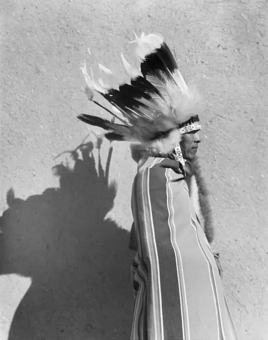 1930s PORTRAIT NATIVE AMERICAN INDIAN MAN WEARING FULL FEATHERED HEADDRESS FEATHER BONNET SAN ILDEFONSO PUEBLO NEW MEXICO USA