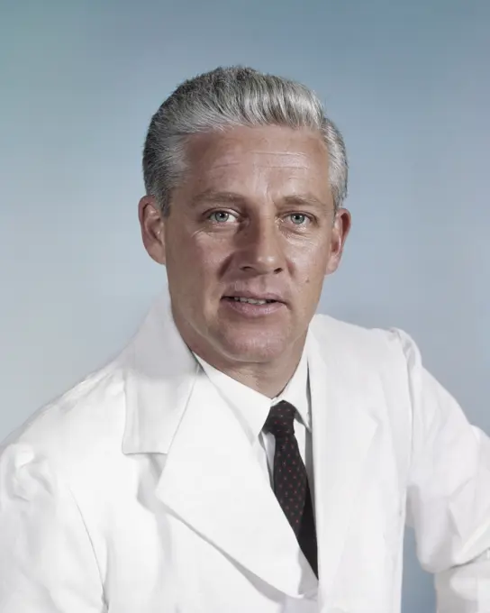 1960s PORTRAIT MIDDLE-AGED MAN GRAY HAIR WEARING WHITE LAB COAT LOOKING AT CAMERA